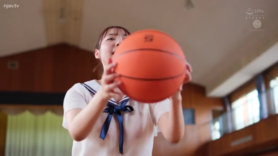 微笑 · 上半身特写 · 室内光线 · 篮球 · 体育馆 · 深蓝色领结