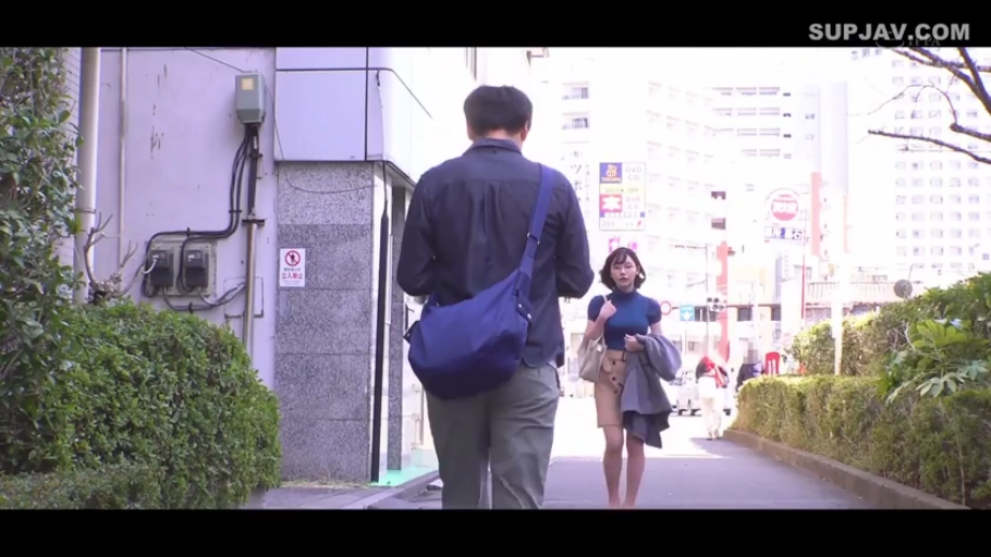 注视 · 室外 · 挎包 · 全景镜头 · 女人穿蓝色高领短袖和卡其色短裙