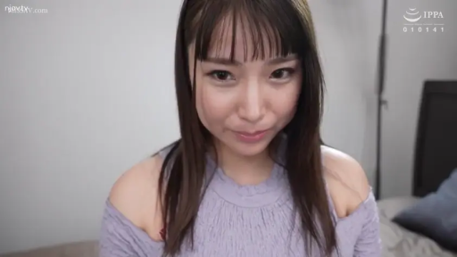 坐姿 · 卧室 · 面部特写 · 注视镜头 · 亚洲女性 · 紫色露肩装 · 含情脉脉