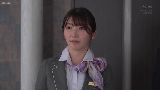 室内 · 站立 · 微笑 · 制服 · 注视 · 上半身 · 胸牌 · 职业女性