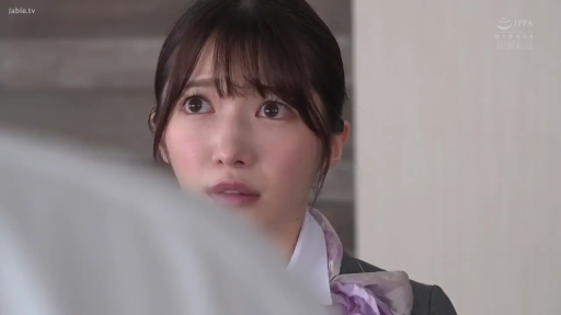 办公室 · 略带困惑 · 紫色印花丝巾 · 面部特写