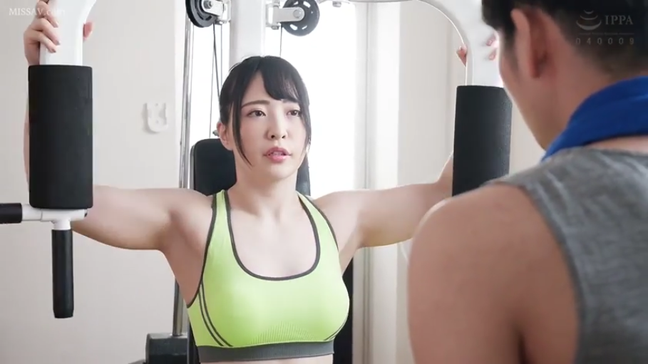 呼吸急促 · 健身房 · 健身器材 · 女性面部特写 · 荧光绿运动内衣