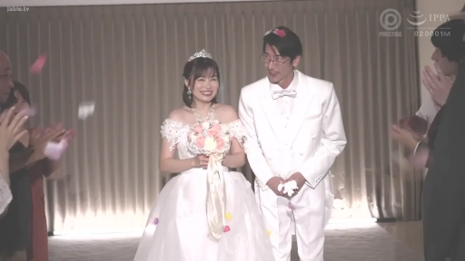 幸福微笑 · 婚礼现场 · 头饰王冠 · 白色燕尾服 · 新人面部特写 · 花瓣雨