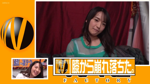 室内 · 坐姿 · 微笑 · 面部特写 · 长发 · 互动 · 绿色透视上衣