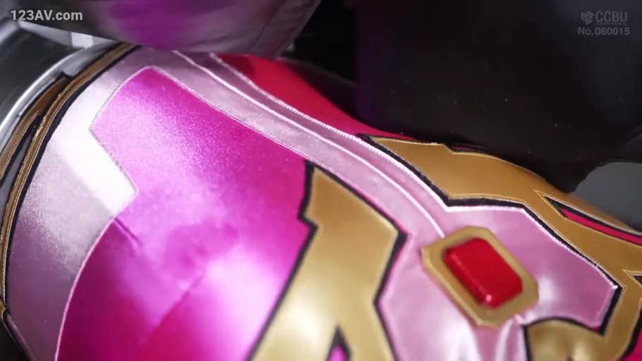 室内 · 金属质感材质 · 紧身衣躯干部位特写 · 特摄战队服装 · 战队服装细节