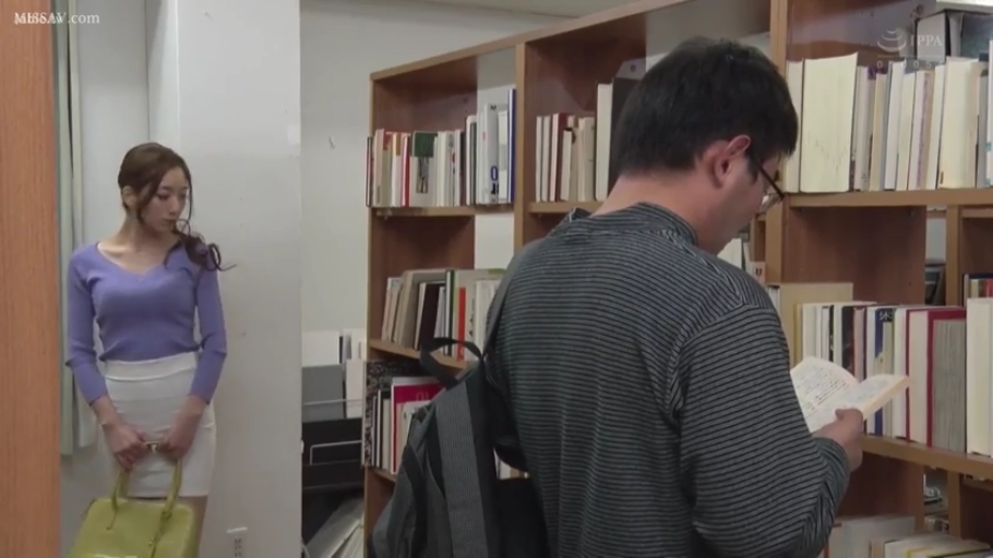 中景 · 站姿 · 紫色上衣 · 剧情 · 期待 · 书架 · 图书馆 · 偷看