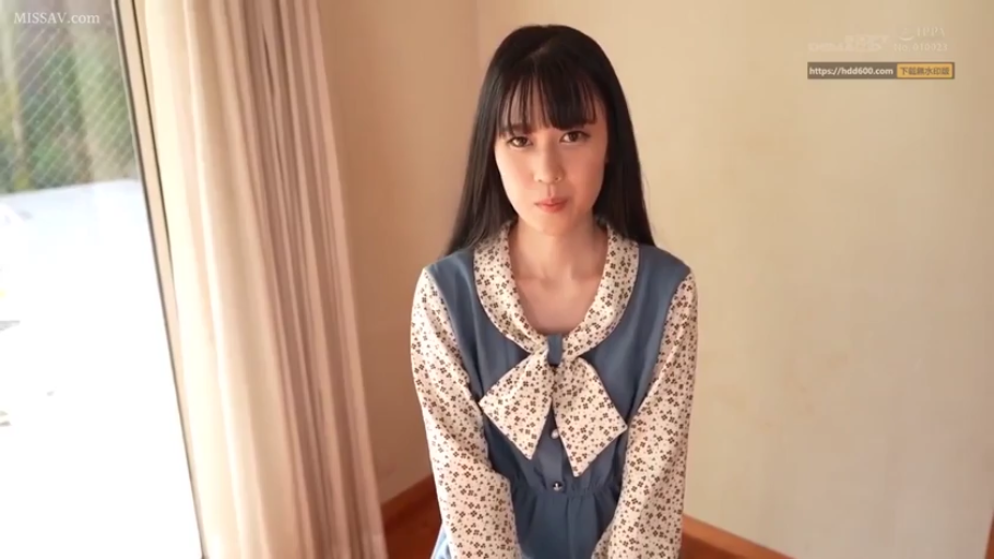 窗边 · 上半身特写 · 注视镜头 · 碎花领长袖连衣裙