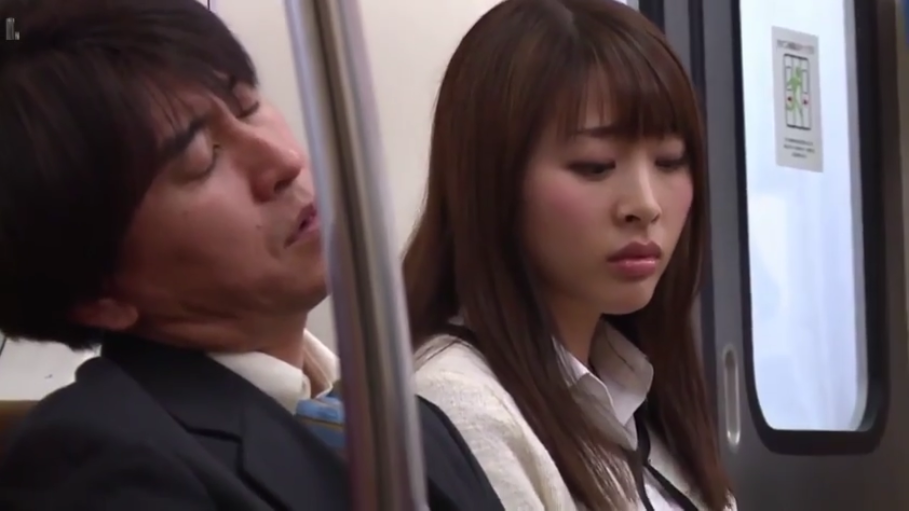 坐姿 · 面部特写 · 困惑 · 扶手 · 职业装 · 亚洲人 · 电车 · 假睡