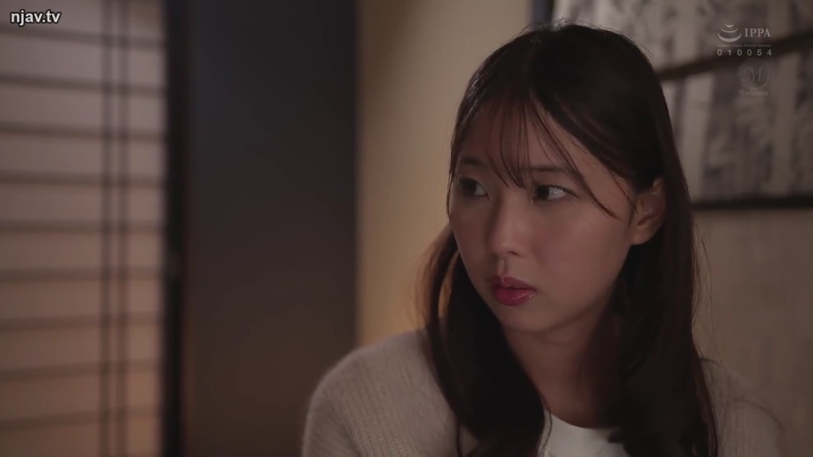 坐姿 · 忧郁 · 卧室 · 中景 · 床 · 聊天 · 针织衫 · 和风