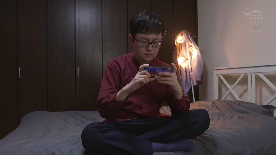 智能手机 · 面无表情 · 双手握住手机 · 床 · 红色长袖衬衫