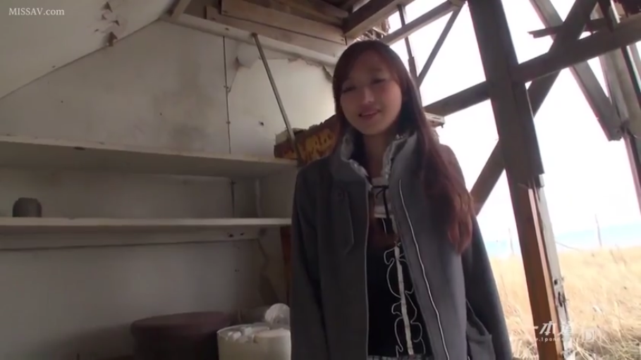 站立 · 中景 · 灰色外套 · 废墟