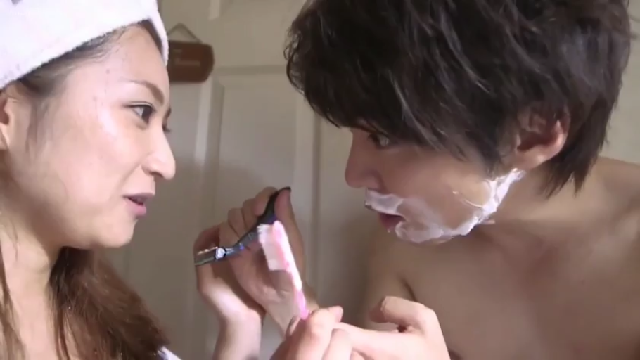 脸部特写 · 浴室 · 剧情 · 半裸 · 惊讶 · 面对面 · 持物 · 剃须刀