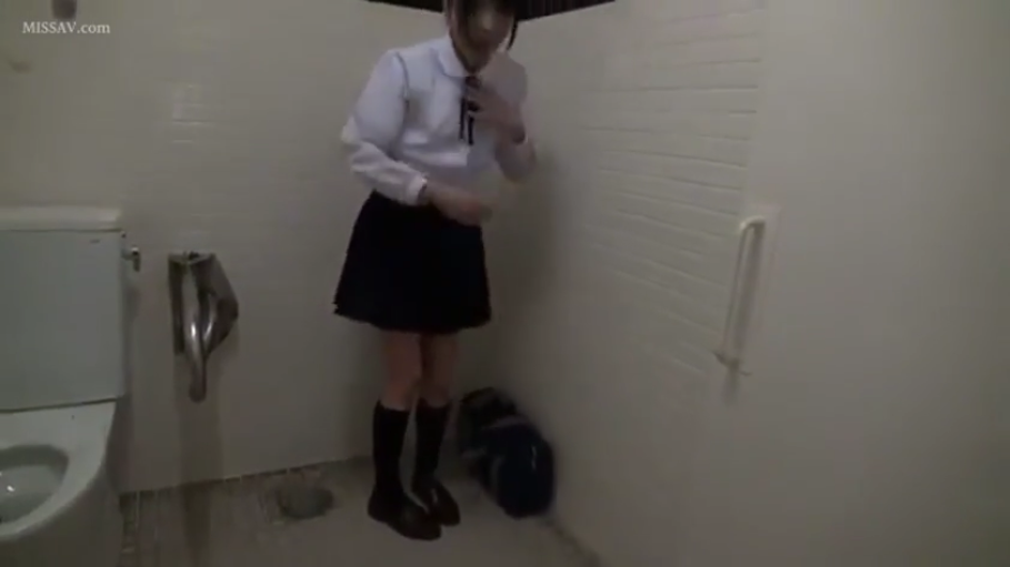 平静 · 黑色中筒袜 · 公共厕所 · 学生书包 · 头部及上半身特写