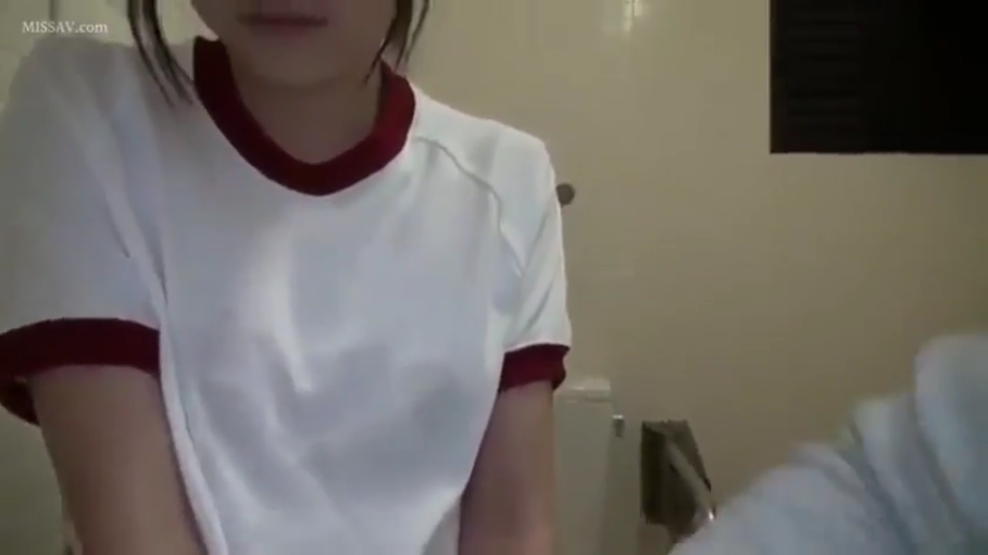 浴室 · 上半身特写 · 面部模糊 · 白色红色镶边体操服