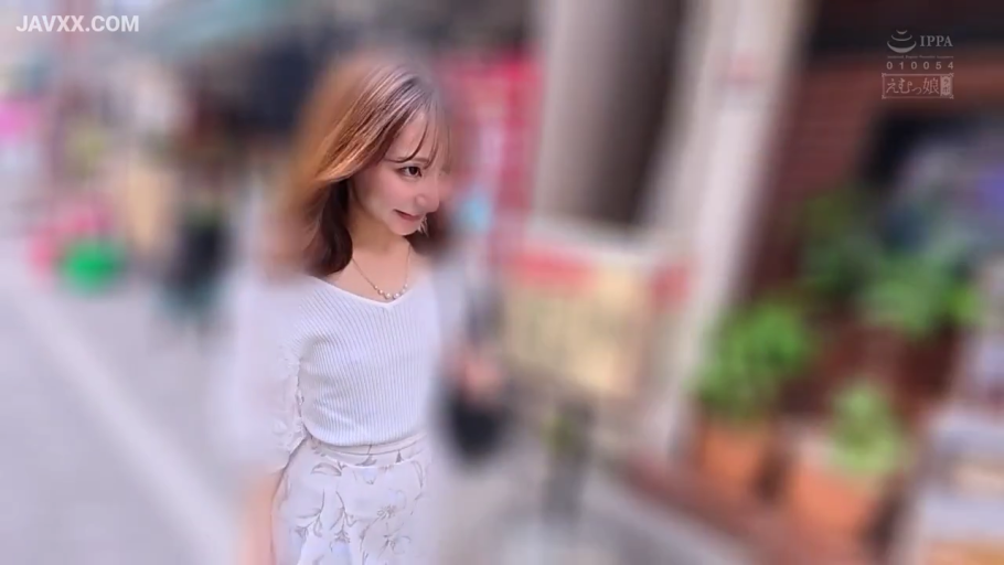 微笑 · 面部特写 · 室外街道 · 花卉图案半身裙