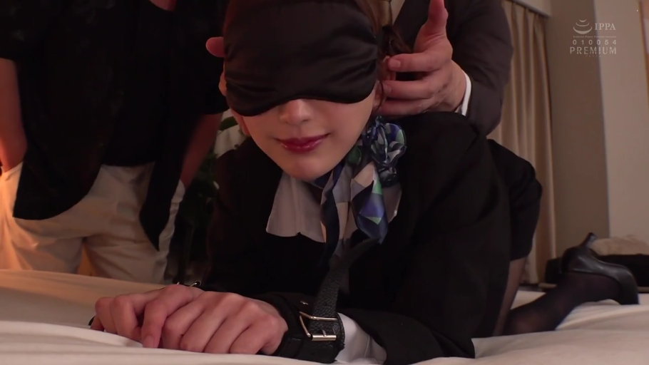 卧室 · 丝袜 · 跪爬 · 眼罩 · 渴望 · 调教 · 头部 · OL套装