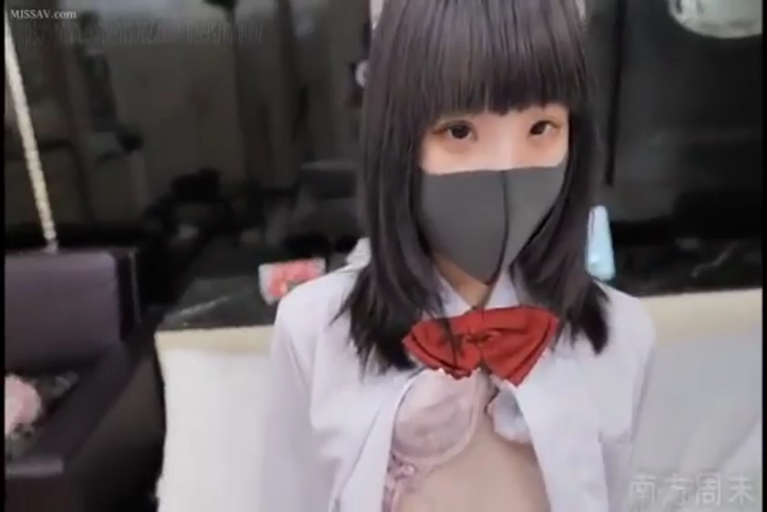 室内 · 诱惑 · 上半身特写 · 白色学生制服衬衫 · 黑色口罩 · 口罩遮脸