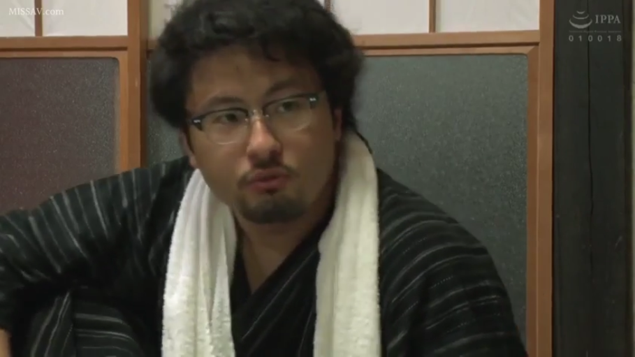 坐姿 · 交谈 · 眼镜 · 脸部特写 · 和室 · 平静 · 浴衣 · 络腮胡