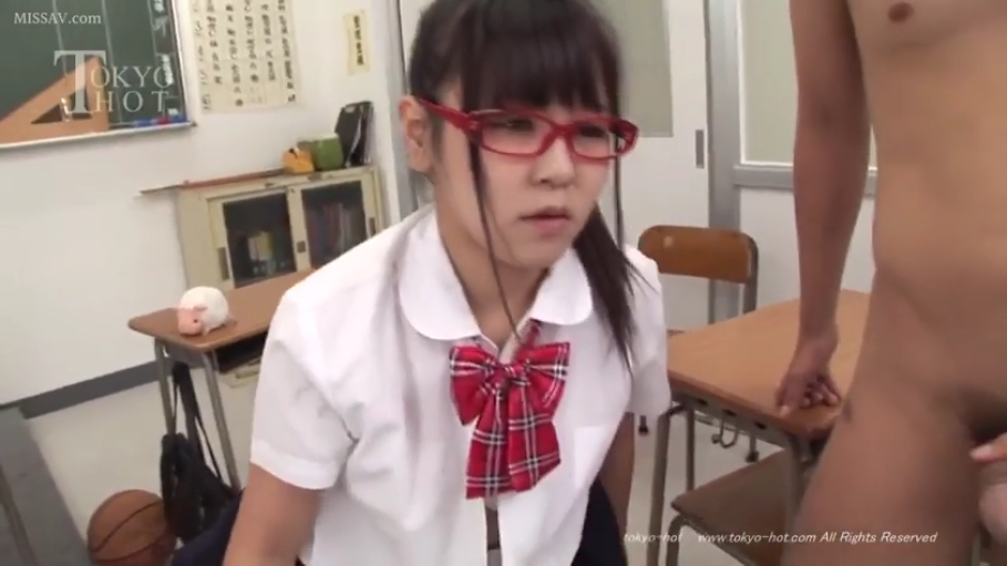 教室 · 顺从 · 男性下体侧面 · 红框眼镜 · 白色学生制服衬衫 · 口交