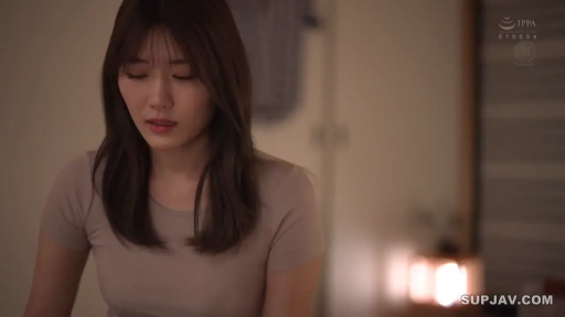 室内 · 坐姿 · 半身 · 紧身T恤