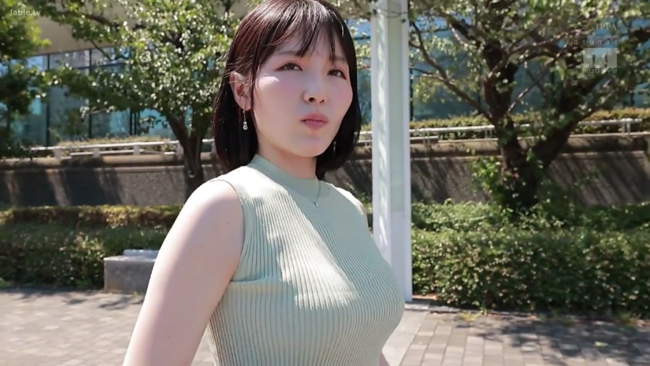 半身 · 公园 · 看向镜头 · 耳坠 · 丰满 · 侧身站立 · 微嗔 · 针织无袖背心