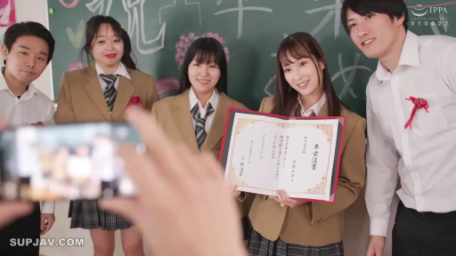 教室 · 微笑 · 西装外套 · 毕业证书 · 黑板上有日文粉笔字 · 人物正面特写