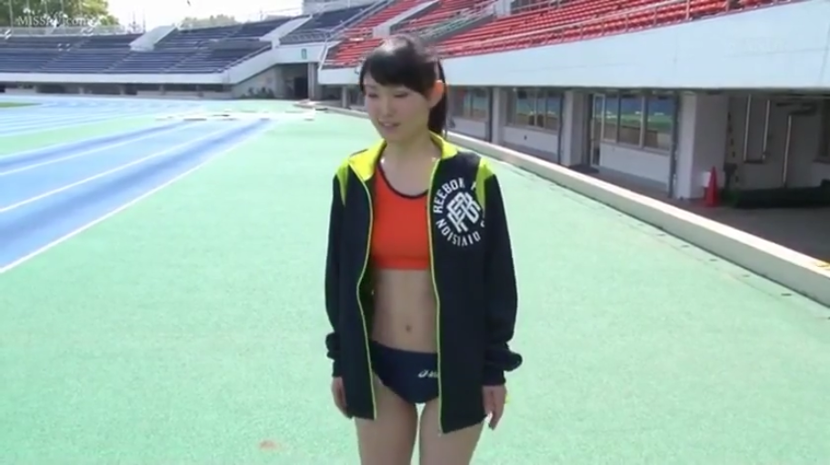 上半身特写 · 微笑 · 深蓝色紧身运动短裤 · 室外田径场