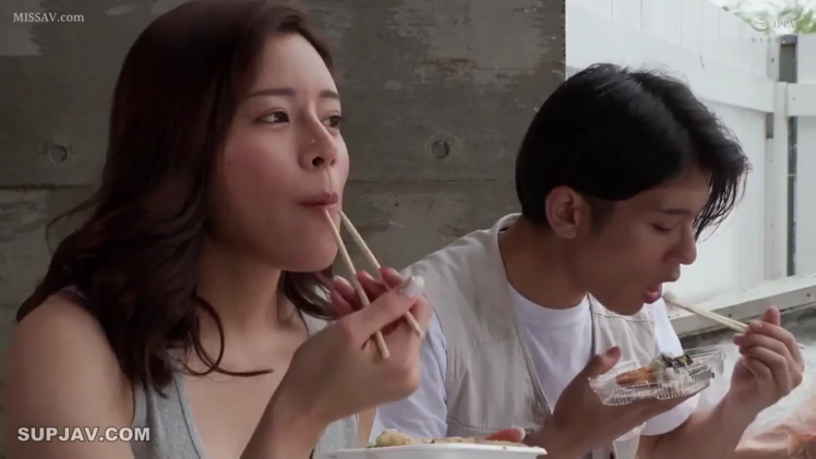 坐姿 · 自然 · 半身 · 灰色背心 · 户外 · 进食 · 生活化 · 筷子