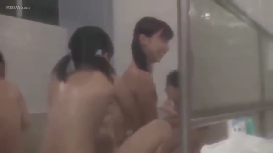 裸体 · 开心 · 公共浴室 · 水雾