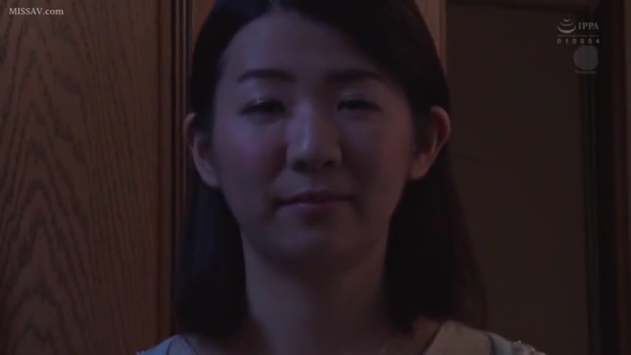室内 · 脸部特写 · 无表情 · 浅色上衣
