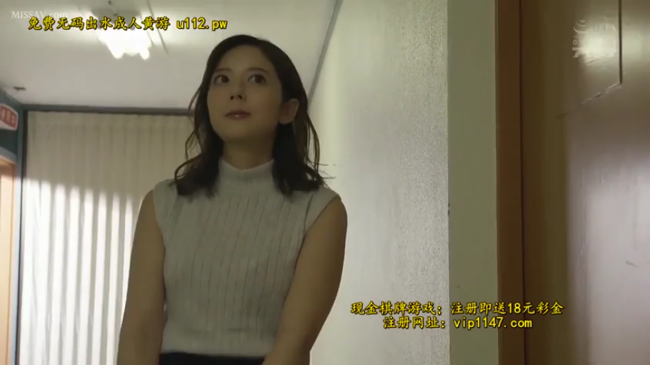 脸部特写 · 注视 · 室内走廊 · 无码画面 · 无袖高领针织衫