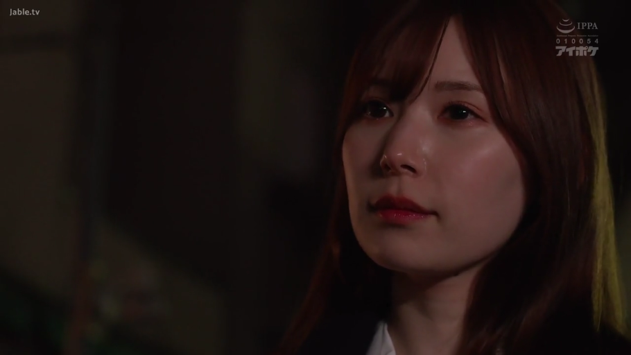 室内 · 忧郁 · 脸部特写 · 衬衫 · 凝视 · 长发 · 正面