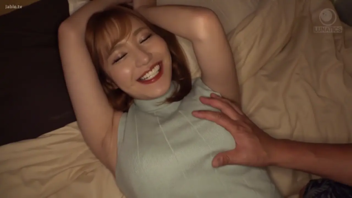 揉乳 · 第一视角 · 胸部特写 · 枕头 · 室内床上 · 灿烂笑容 · 仰卧抬手 · 浅色无袖针织衫