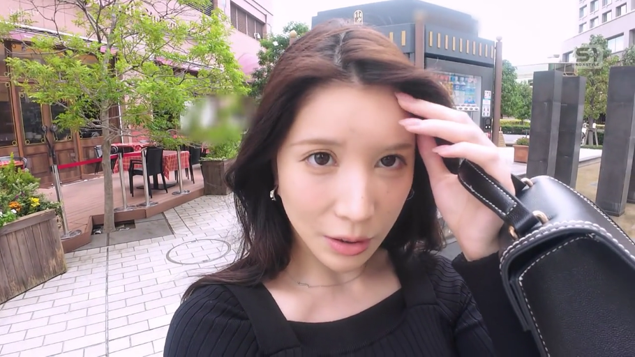 自然微笑 · 手部撩发特写 · 餐厅旁 · 黑色针织衫 · 黑色挎包 · 日常打扮