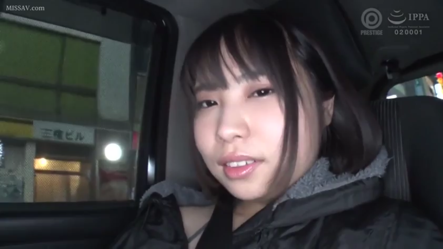 坐姿 · 脸部特写 · 微笑 · 车内 · 注视镜头 · 黑色外套 · 夜晚