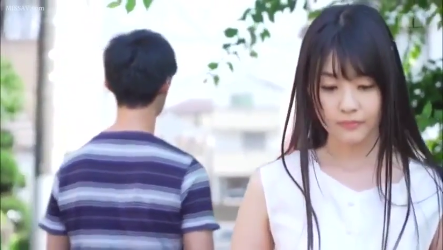 忧郁 · 站立 · 中景 · 户外 · 亚洲人 · 白色无袖上衣 · 伫立