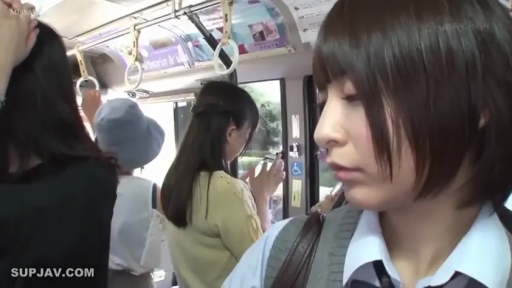 校服 · 脸部特写 · 站姿 · 乘车 · 短发 · 公交车 · 冷淡 · 扶手吊环