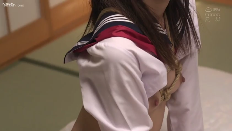 坐姿 · 露乳 · 胸部特写 · 和室 · 捆绑 · 水手服 · 绳索 · 表情模糊