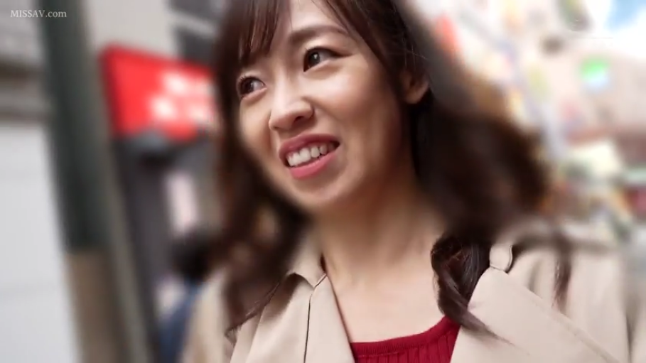 脸部特写 · 自然 · 户外街道 · 红色内搭上衣