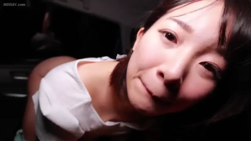 俯身 · 脸部特写 · 迷离 · 白色上衣 · 车内 · 注视镜头 · POV