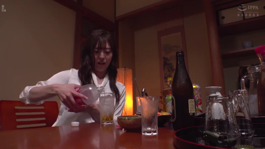 坐姿 · 专注 · 白色衬衫 · 酒瓶 · 日式房间 · 倒酒