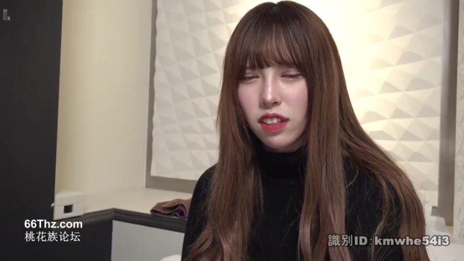 正坐 · 注视镜头 · 室内影棚 · 头部特写 · 黑色高领毛衣 · 长发齐刘海 · 微露齿笑