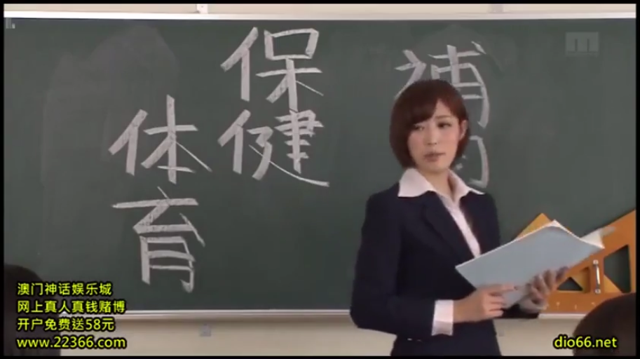 专注 · 教室 · 白衬衫 · 人物面部特写 · 教学辅助工具