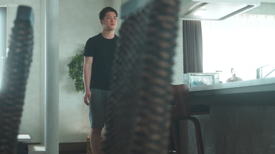 厨房 · 等待 · 黑色短袖T恤 · 厨房设备 · 中景镜头 · 现代居家装修