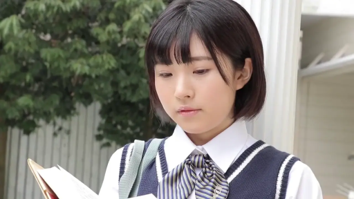 水手服背心 · 面无表情 · 上半身特写 · 校门口 · 课本