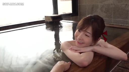 全裸 · 平静 · 半身 · 趴卧 · 沐浴 · 温泉 · 蒸汽 · 木池