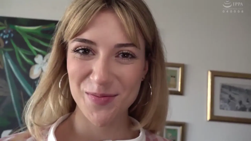 室内 · 微笑 · 面部特写 · 注视镜头 · 浅色上衣 · 金发女性 · 正对面部