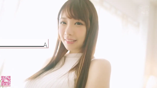 室内 · 白色高领无袖针织衫 · 胸部及以上