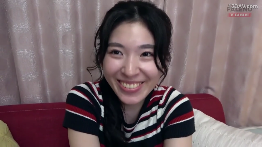 坐姿 · 面部特写 · 注视镜头 · 室内沙发 · 窗帘 · 长发 · 条纹短袖 · 露齿笑