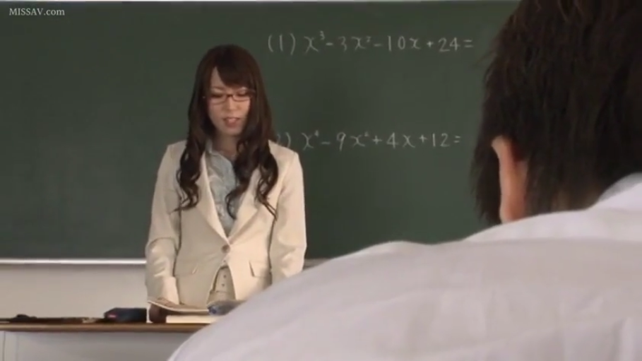 教室 · 西装外套 · 白色西装外套 · 认真教学 · 女教师上半身特写